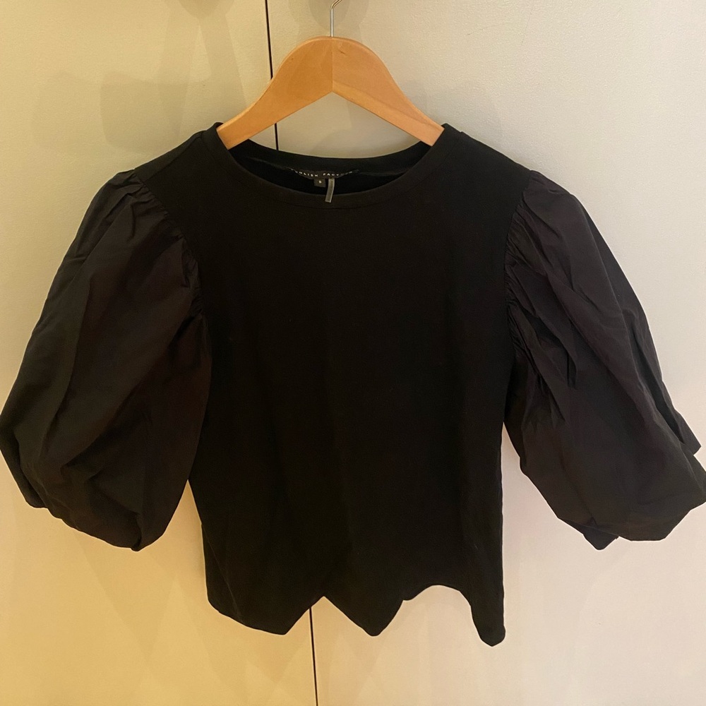 Black balloon sleeve top 🖤